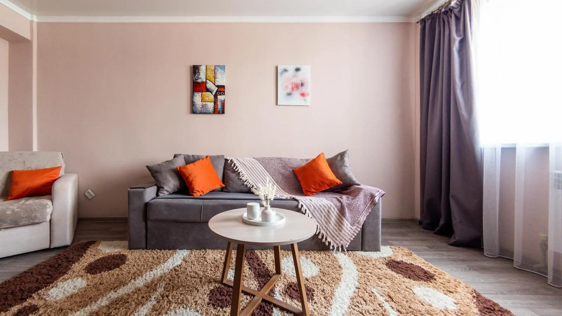 Central Park 2 Room Apartment Alma-Ata Kazachstan