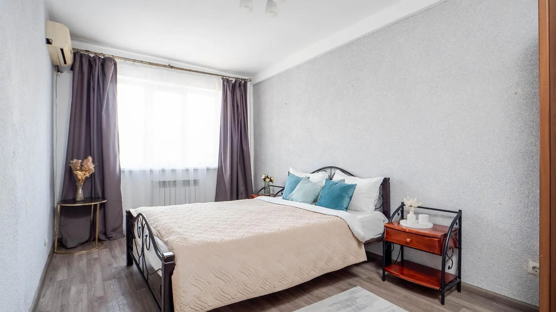 Central Park 2 Room Apartment Alma-Ata Kazachstan
